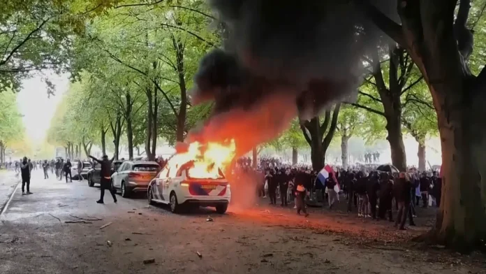 Olanda, scontri tra polizia e manifestanti di estrema destra all'Aja