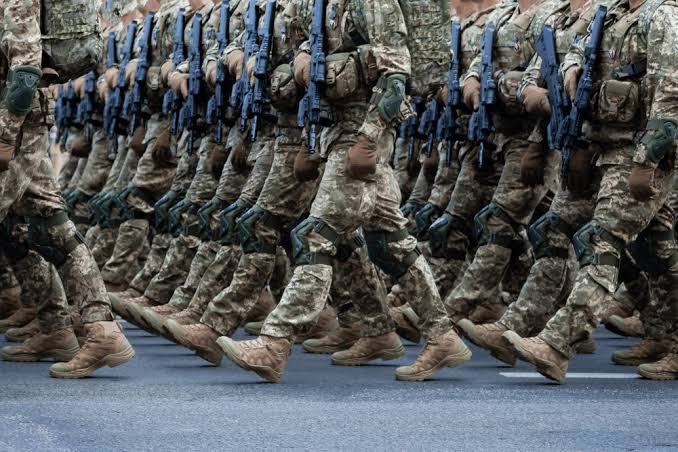 Dalla Nato ai narcos, il Pentagono sposta le pedine: Usa pronti a ridislocare forze dall’Europa